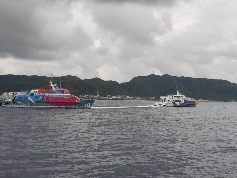 綠島交通船天王星號又出狀況，在海上失去動力，最後由另艘交通船拖回南寮漁港。（記者王秀亭翻攝）
