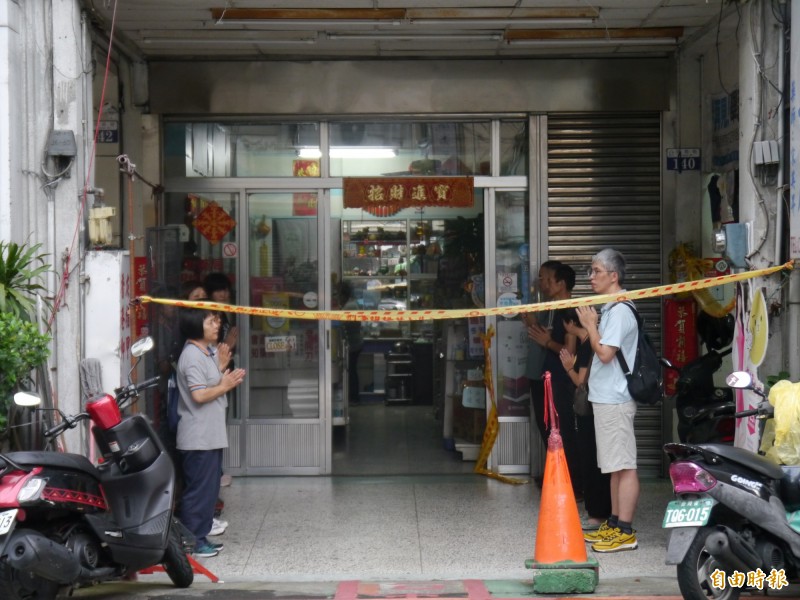 豐原藥局命案，家屬合十祝祈。（記者張軒哲攝）