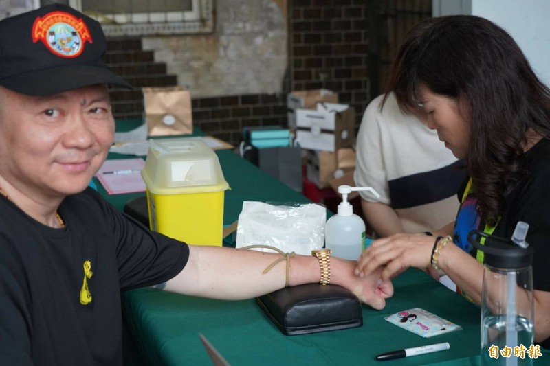 台南市肝病防治協會、成大在將軍馬沙溝持續舉辦C肝定期篩檢治療計畫，民眾接受抽血健康檢查。（記者楊金城攝）