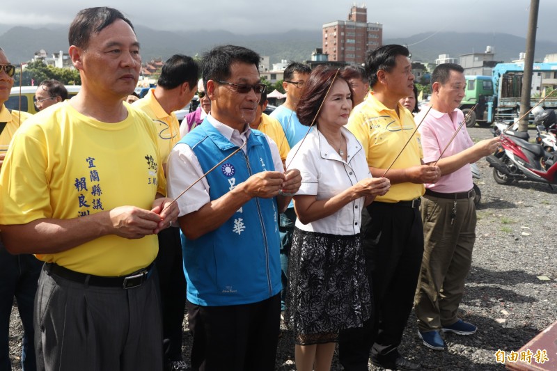宜蘭縣長林姿妙（左3）到場與當地人一同祭拜。（記者林敬倫攝）