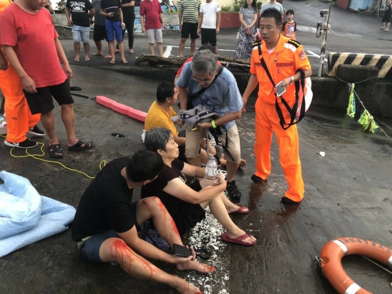 上岸民眾驚魂未定。（記者蔡宗憲翻攝）
