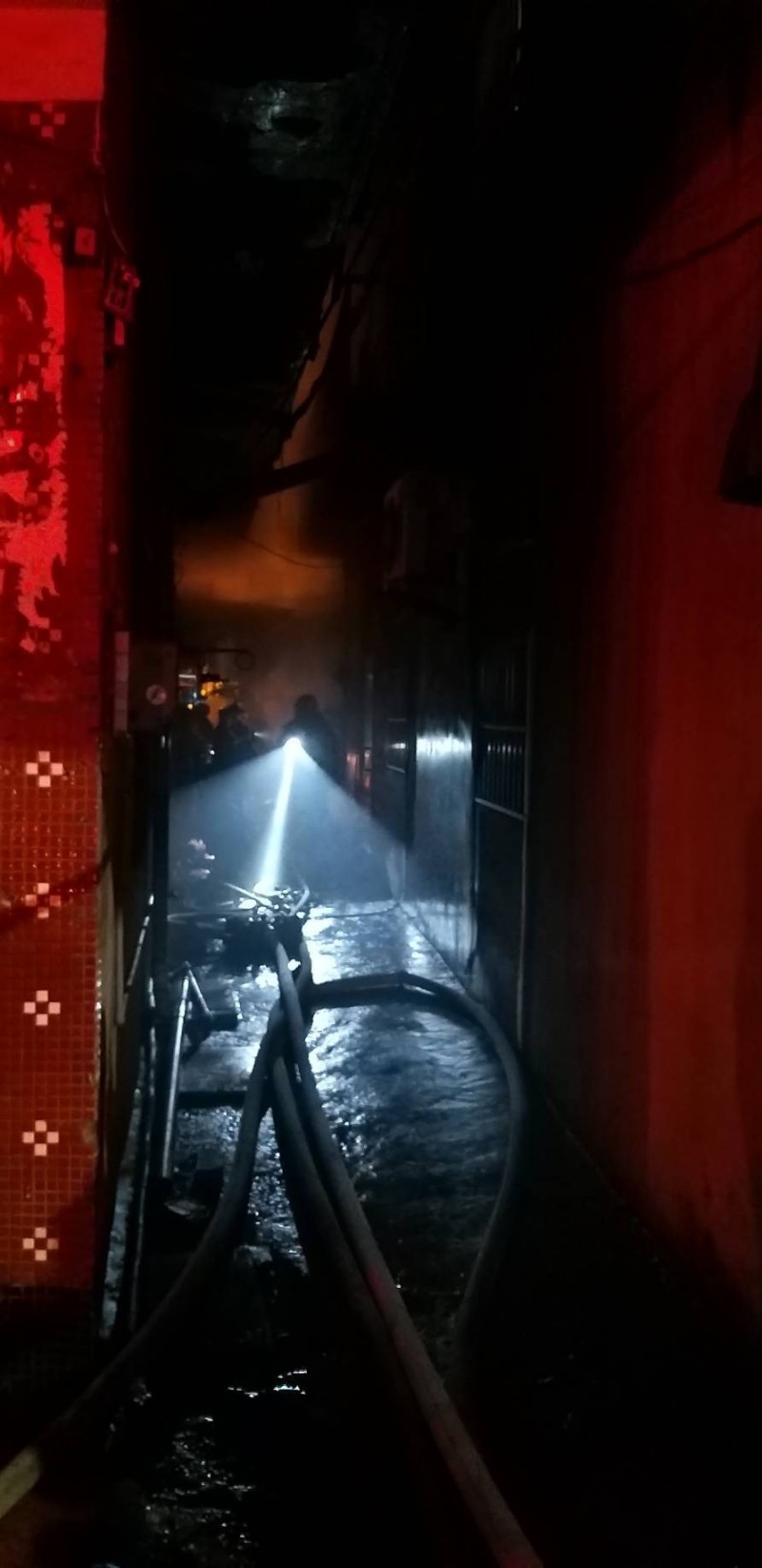 高雄市前鎮鎮發街一處平房晚間火警,一男子陳屍現場。(記者方志賢翻攝) 高雄市前鎮鎮發街一處平房晚間火警,一男子陳屍現場。(記者方志賢翻攝)