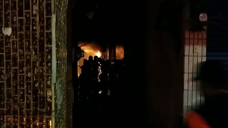 高雄市前鎮鎮發街一處平房晚間火警,一男子陳屍現場。(記者方志賢翻攝) 高雄市前鎮鎮發街一處平房晚間火警,一男子陳屍現場。(記者方志賢翻攝)