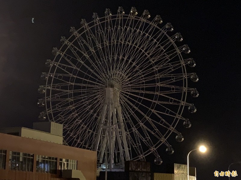 三井OUTLET大停電，摩天輪黯然失色，被困在半空中的數十名遊客嚇壞了。（記者張軒哲攝）