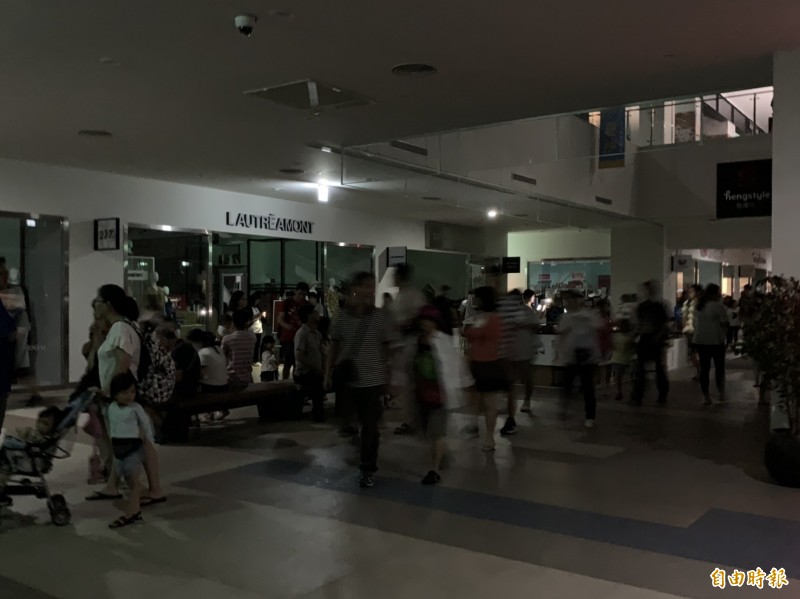 三井OUTLET發生開業近一年來最大規模停電，遊客摸黑逛街。（記者張軒哲攝）