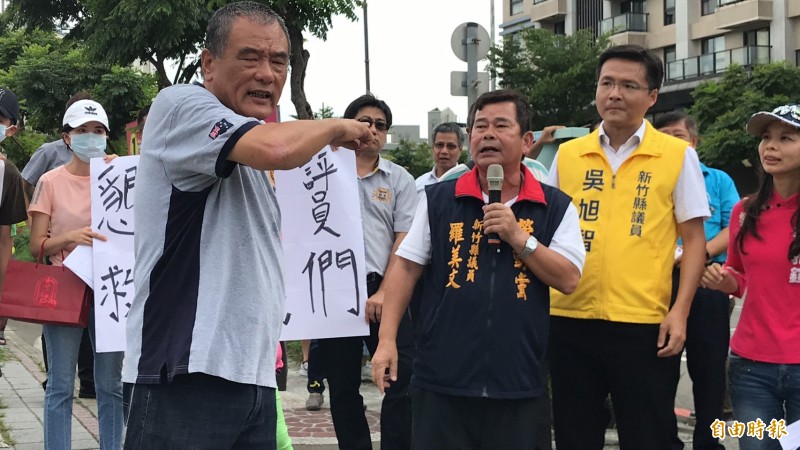 新竹縣新埔鎮代會主席王增基(前左起依序往右)今天下午在抗議現場,當場內訌「噴」勞動黨新竹縣議員羅美文「要業者搬家」的訴求,使得在場者都傻眼,國會黨縣議員吳旭智、民進黨竹北市代蔡蕥鍹回神後立刻打圓場。(記者黃美珠攝) 新竹縣新埔鎮代會主席王增基(前左起依序往右)今天下午在抗議現場,當場內訌「噴」勞動黨新竹縣議員羅美文「要業者搬家」的訴求,使得在場者都傻眼,國會黨縣議員吳旭智、民進黨竹北市代蔡蕥鍹回神後立刻打圓場。(記者黃美珠攝)