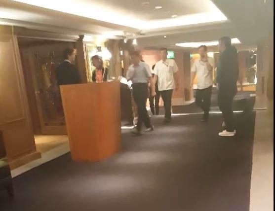 柯文哲26日晚上步入喜來登飯店安東廳準備見企業大老。（翻攝影片）