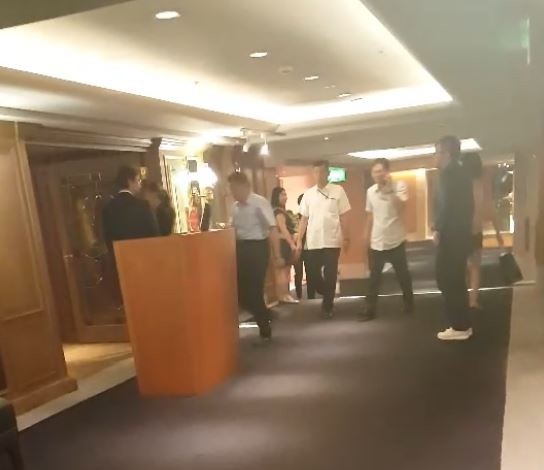 柯文哲26日晚上步入喜來登飯店安東廳準備見大老。（翻攝影片）