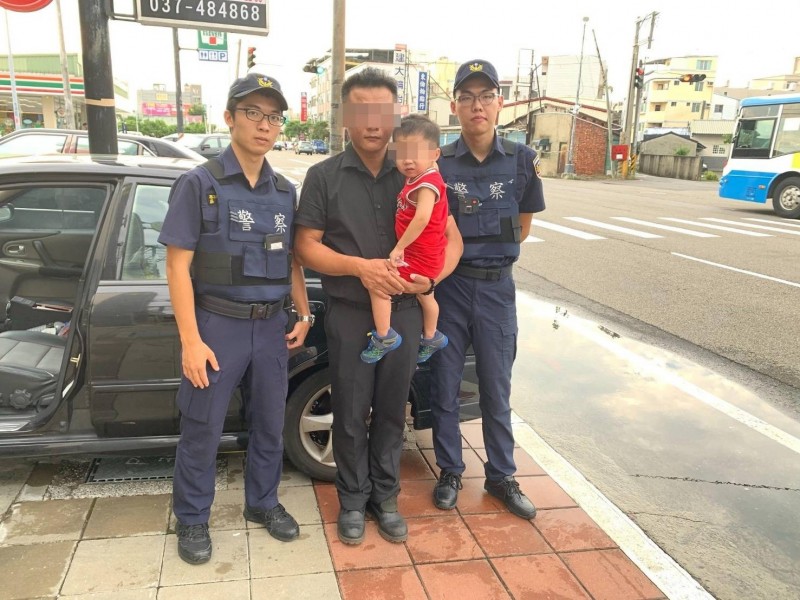 竹南警方帶著小男童挨家挨戶尋訪，終於找到焦急的父親，結束一場虛驚。（記者鄭名翔翻攝）