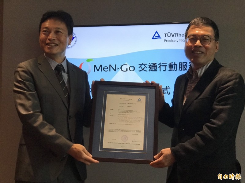 高市Men-Go卡的交通行動服務獲德國萊因資訊系統類認證，由交通部運研所所長林繼國（右）接受證書。（記者黃良傑攝）