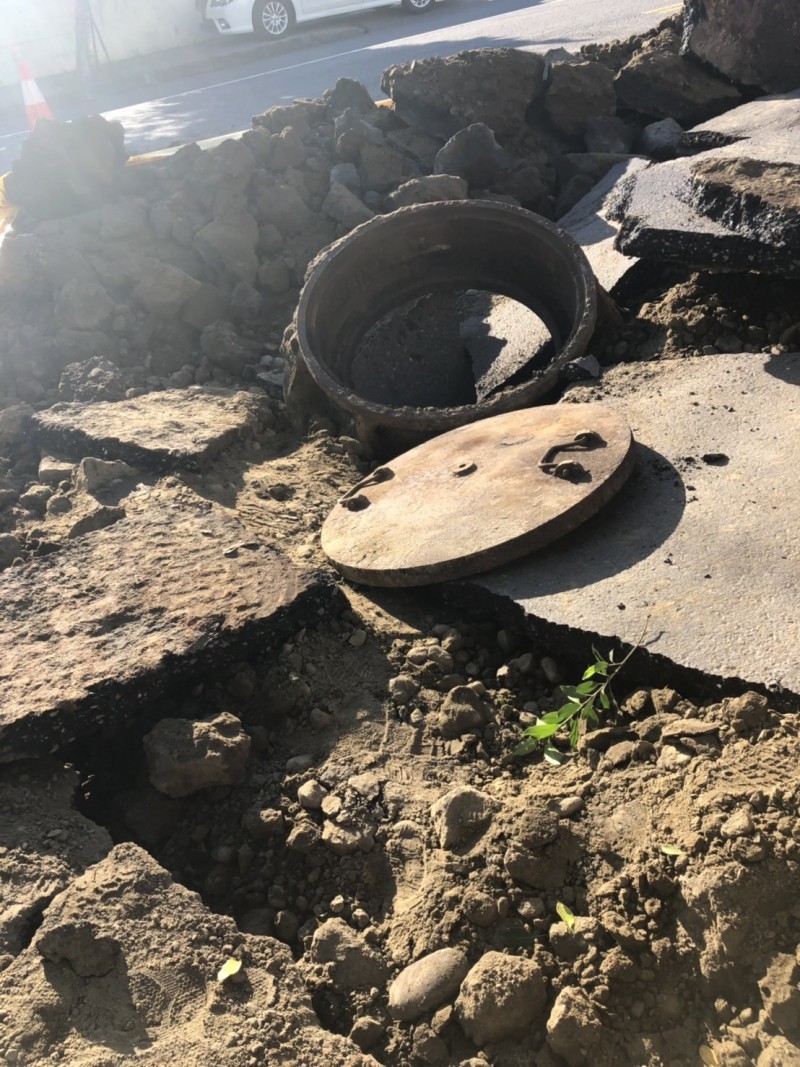 彰化全興工業區傳出道路爆裂，連人孔蓋都彈飛。（記者劉曉欣翻攝）
