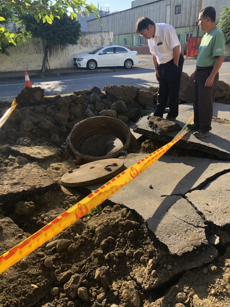 彰化全興工業區傳出道路爆裂，連人孔蓋都彈飛，深度達3米。（記者劉曉欣翻攝）
