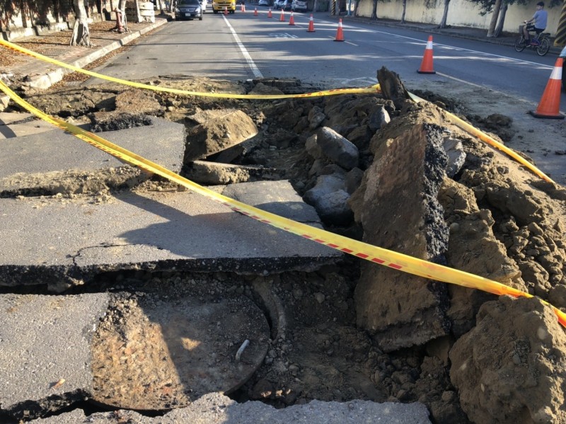 彰化全興工業區傳出道路爆裂，出現大窟窿。（記者劉曉欣翻攝）