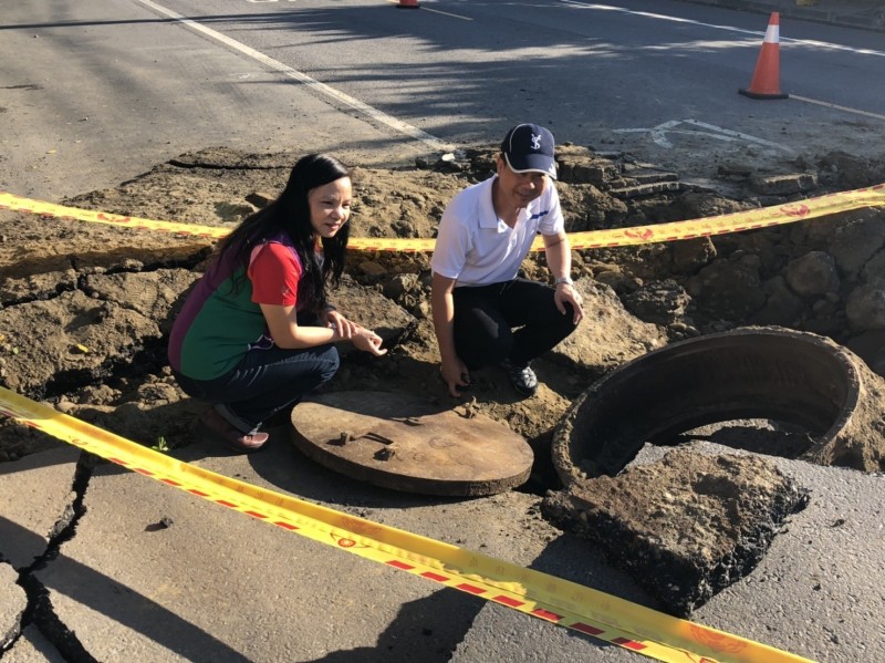 彰化全興工業區傳出道路爆裂，連人孔蓋都彈飛，縣議員賴清美（圖左）到場關心。（記者劉曉欣翻攝）