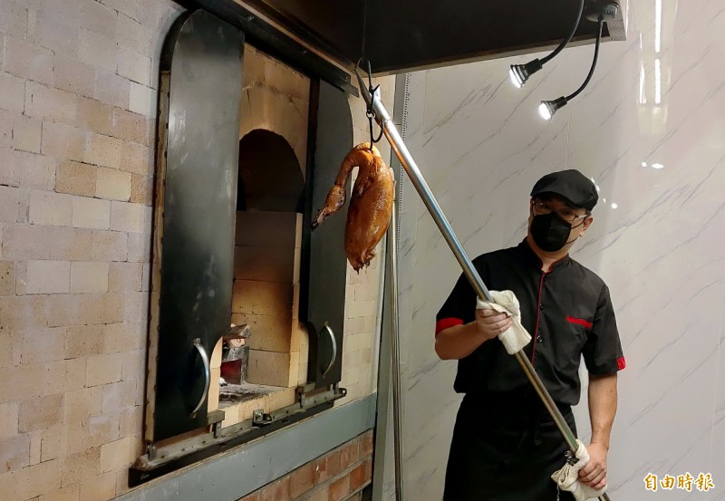 柴火火焰烤鴨以磚窯烤出的鴨，皮脆、肉嫩、多汁。（記者張菁雅攝）