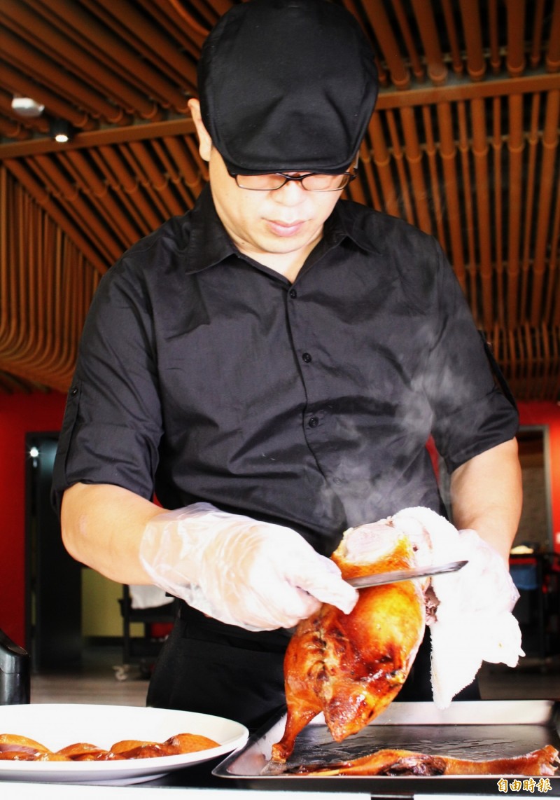 烤鴨上桌時有片鴨秀。（記者張菁雅攝）