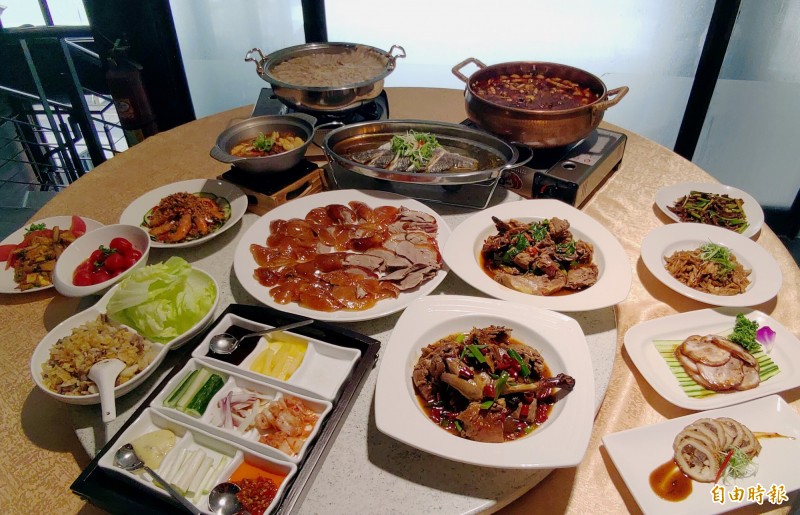 柴火火焰烤鴨 除了招牌的烤鴨，還能吃到火鍋、各式北方菜。（記者張菁雅攝）