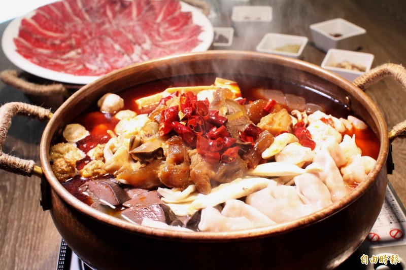 小肥牛的肥牛香辣鍋在柴火火焰烤鴨也吃得到。（記者張菁雅攝）