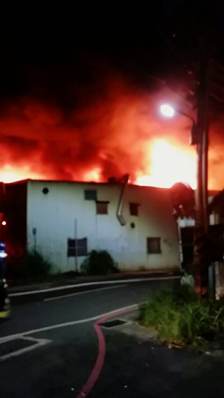 新北市蘆洲今晚傳出工廠火警，初步沒有人員受困，消防人員仍在全力撲滅、阻隔火勢。（記者吳仁捷翻攝）