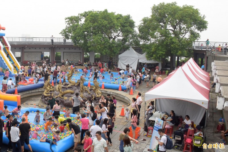 今年暑假,縣府利用九龍池廣場打造親子戲水區,勾起民眾昔日在九龍池玩水、看水舞秀的回憶。(記者張聰秋攝)