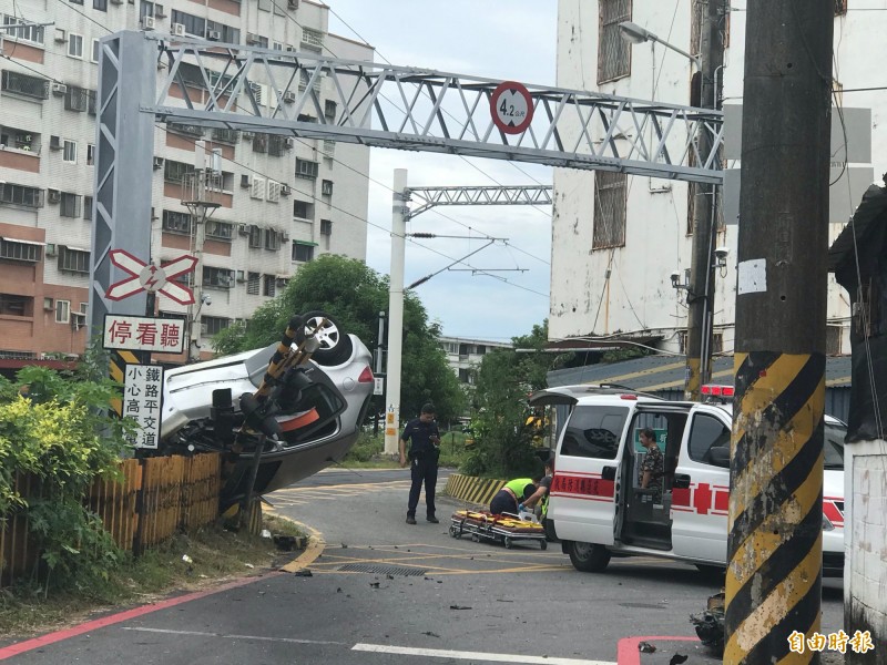 花蓮市中華路平交道今天下午約2點半有輛轎車闖越平交道，遭太魯閣號當場撞翻，駕駛被警消救出時已無生命徵象，送醫急救不治。（記者王錦義攝）