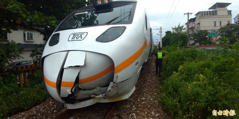 花蓮市中華路平交道今天下午約2點半，有輛休旅車疑似闖越平交道，遭太魯閣號當場撞翻。例車頭防護罩毀損，維修人員檢修後認為不影響行駛，約在下午3點27分駛離事故現場。（記者王錦義攝）