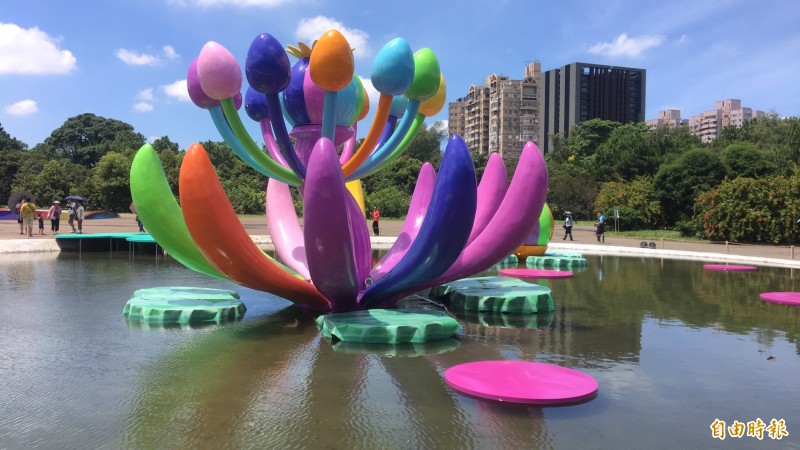 台灣藝術家賴純純桃樂源，以多彩的花呼應多元文化。（記者謝武雄攝）