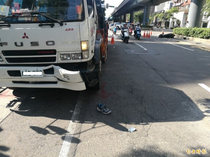 2重機擦撞波及路邊違停大卡車,造成騎士1死1重傷。(記者邱俊福攝) 2重機擦撞波及路邊違停大卡車,造成騎士1死1重傷。(記者邱俊福攝)