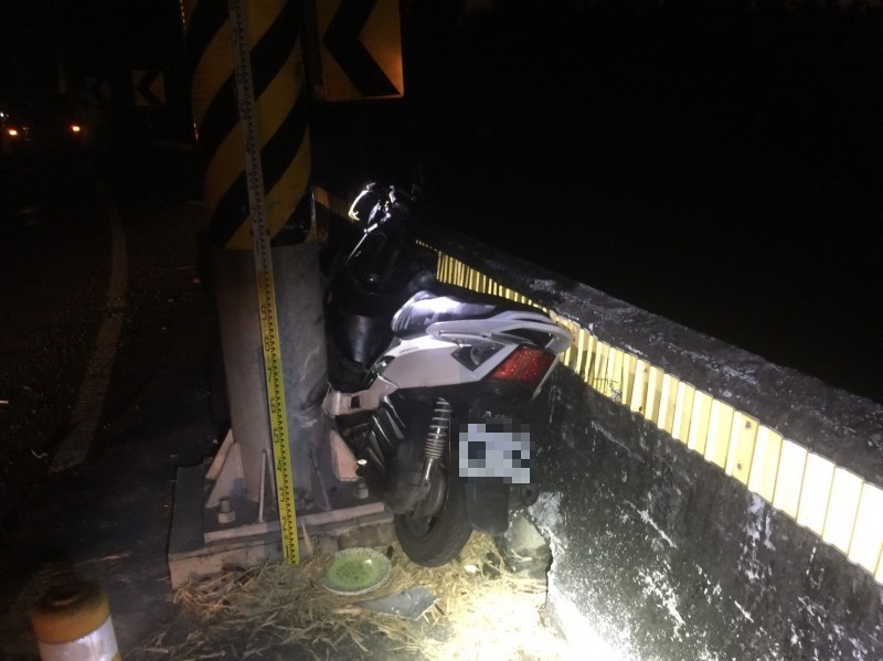 高雄台28線傳出死亡車禍,造成1死1重傷。(記者黃佳琳翻攝) 高雄台28線傳出死亡車禍,造成1死1重傷。(記者黃佳琳翻攝)