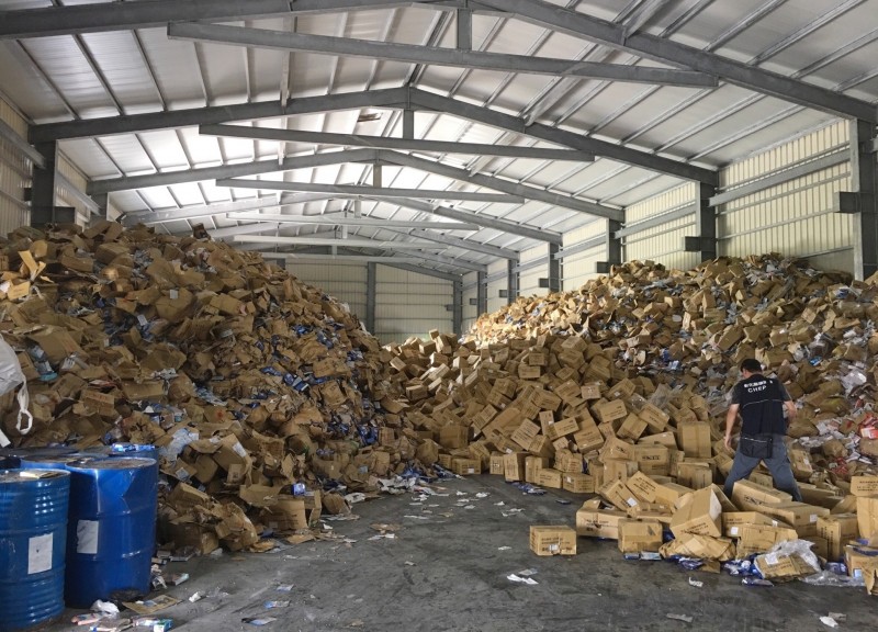 彰化地檢署查獲不法環保公司將報廢面膜轉贈,進而流入市面販售。(記者陳冠備翻攝) 彰化地檢署查獲不法環保公司將報廢面膜轉贈,進而流入市面販售。(記者陳冠備翻攝)