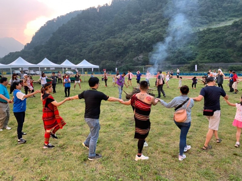 和平區農會在和平區雨運動公園舉辦「2019德芙蘭好山好水、泰好玩」活動,吸引許多民眾參加。(記者歐素美翻攝)