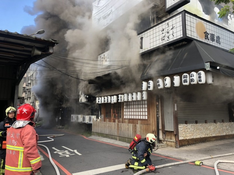 八條壽司清晨傳出火警，消防人員獲報立即前往滅火。（圖由新北市消防局提供）