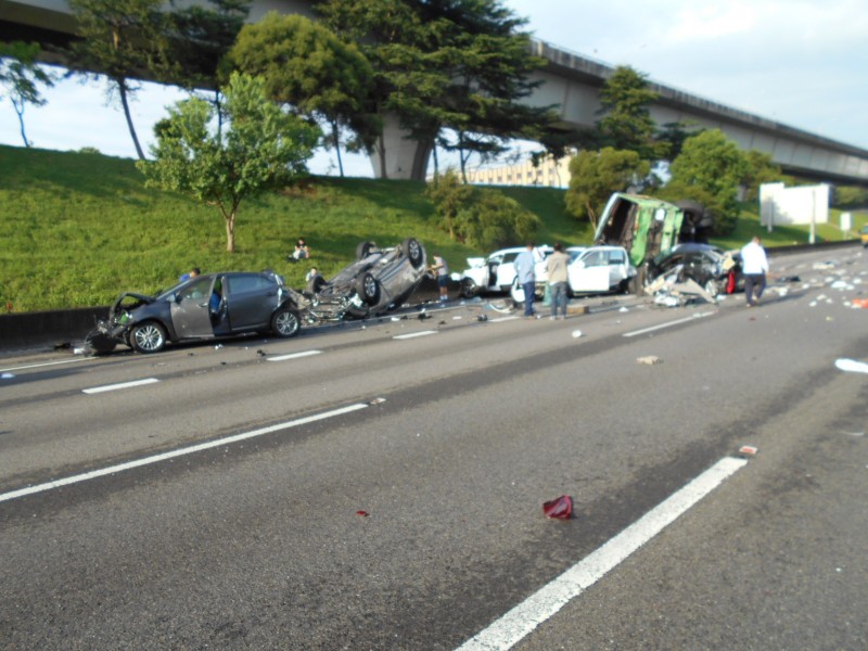 國道一號北上發生嚴重追撞車禍。（記者王宣晴翻攝）
