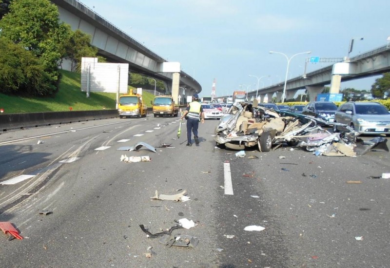 遭追撞的轎車近乎全毀。（記者王宣晴翻攝）
