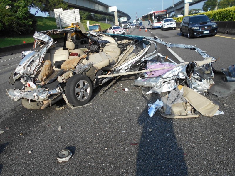 遭追撞的轎車近乎全毀。（記者王宣晴翻攝）
