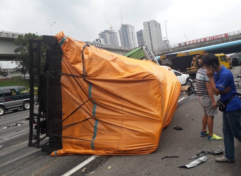 貨車追撞前方車流後翻覆，但貨車駕駛吳男供稱是遭人擦撞，才會發生車禍。（記者王宣晴翻攝）