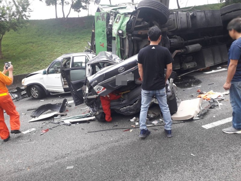 國道一號北上發生嚴重追撞車禍。（記者王宣晴翻攝）