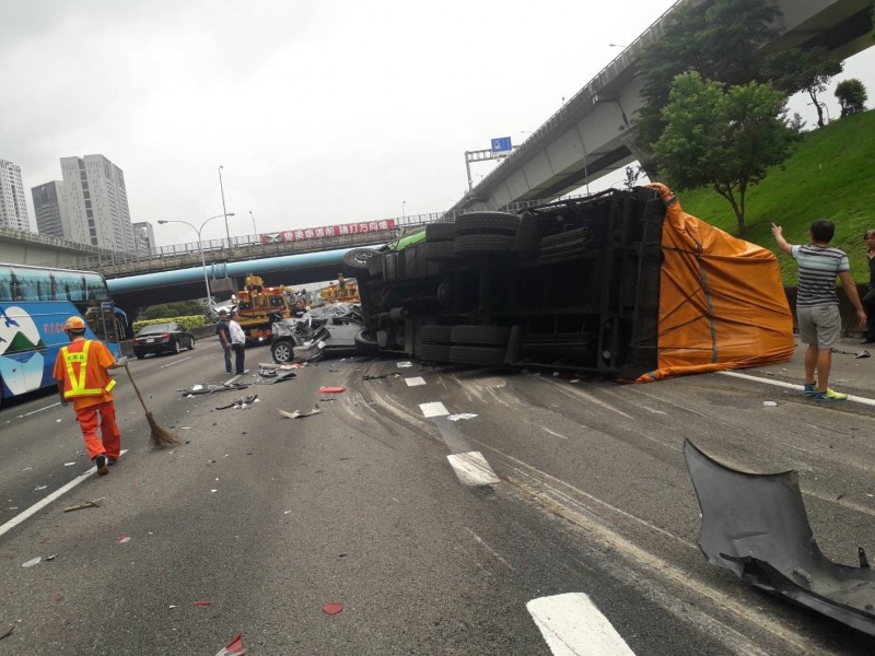 貨車追撞前方車流後翻覆。（記者王宣晴翻攝）
