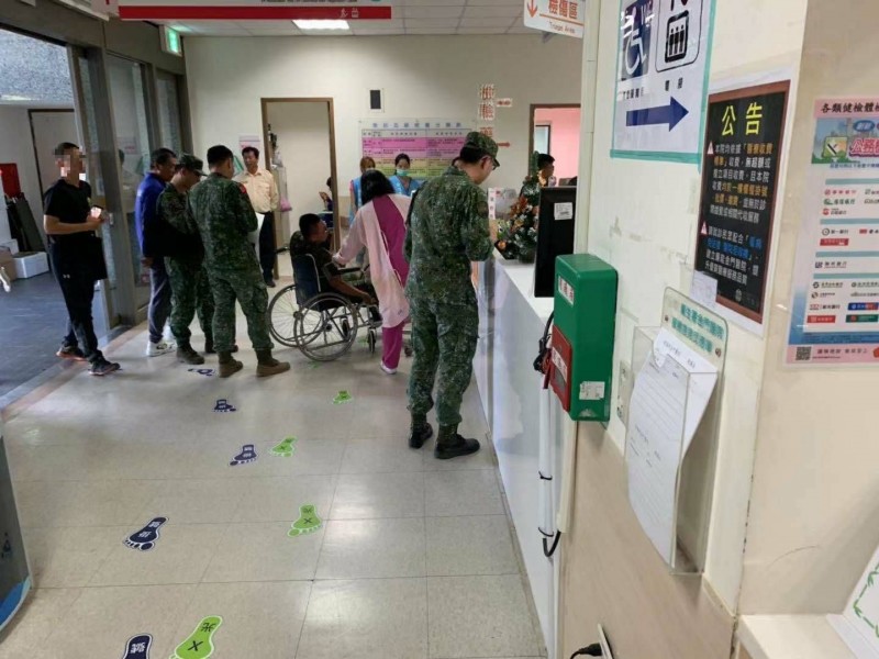 金防部執行20機砲彈藥檢整作業時，發生藥筒爆裂，3名士兵受傷送醫，經診治包紮剩一人留院觀察。（讀者提供）