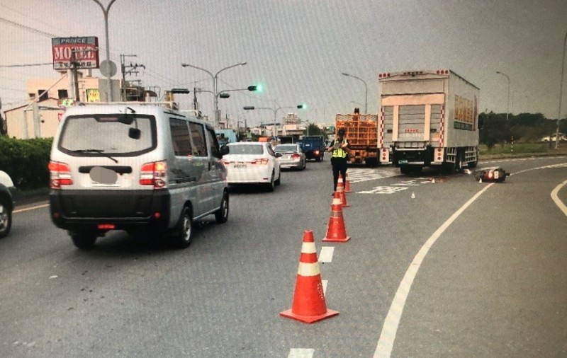 麻豆交流道南下入口匝道口，18日傍晚約5點33分發生一起驚悚車禍，機車和大貨車碰撞後，36歲蔡姓女騎士慘死輪下。（記者楊金城翻攝）