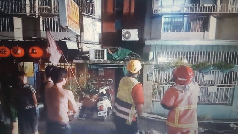 嘉市溪興街153巷某公寓今天凌晨發生火警,消防員到場搶救。(記者丁偉杰翻攝) 嘉市溪興街153巷某公寓今天凌晨發生火警,消防員到場搶救。(記者丁偉杰翻攝)