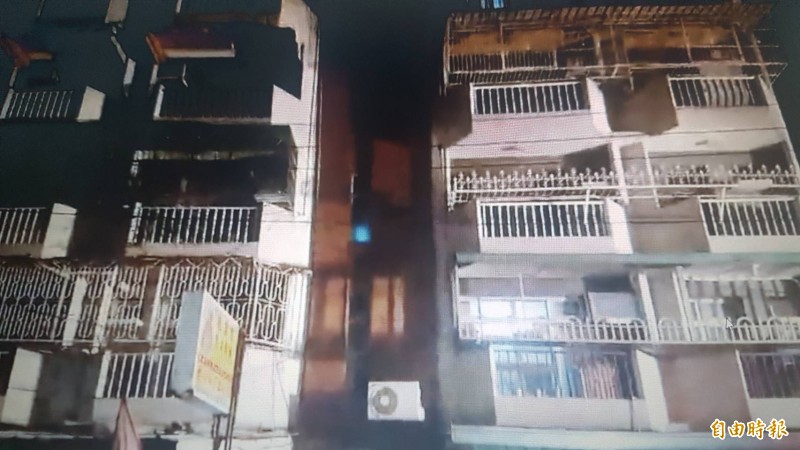 火警現場為5樓公寓,2樓有濃煙竄出。(記者丁偉杰翻攝) 火警現場為5樓公寓,2樓有濃煙竄出。(記者丁偉杰翻攝)