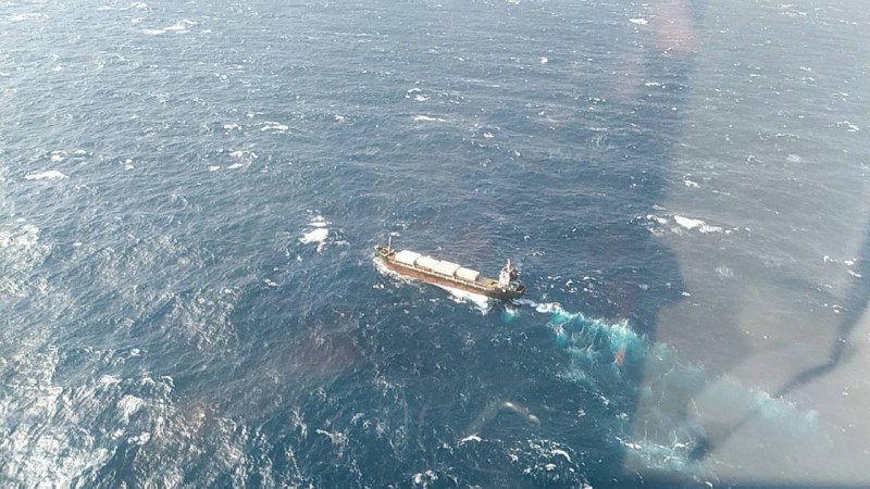 國家搜救指揮中心今天清晨5時許接獲通報，基隆外海富貴角西北面58海浬有艘名為「JI SHUN」貨船，因不明原因傾斜下沉。（記者陳薏云翻攝）