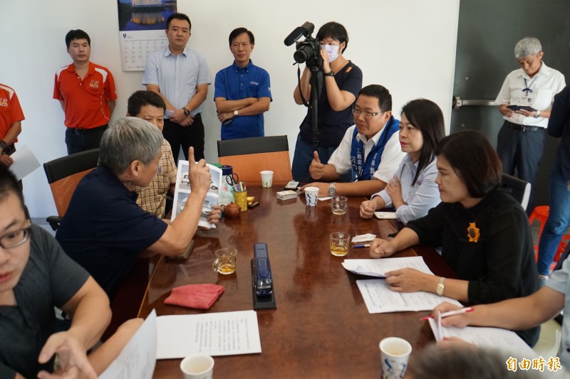 雲林縣長張麗善今天拜會日統公司，為老人半票爭取到一個月緩衝時間。（記者詹士弘攝）