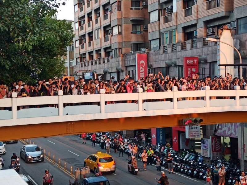 懸日美景昨天現身，台中公益路天橋擠滿人潮。（林姓網友提供）