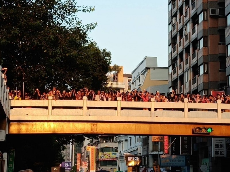 懸日美景昨天現身，台中公益路天橋擠滿人潮。（林姓網友提供）