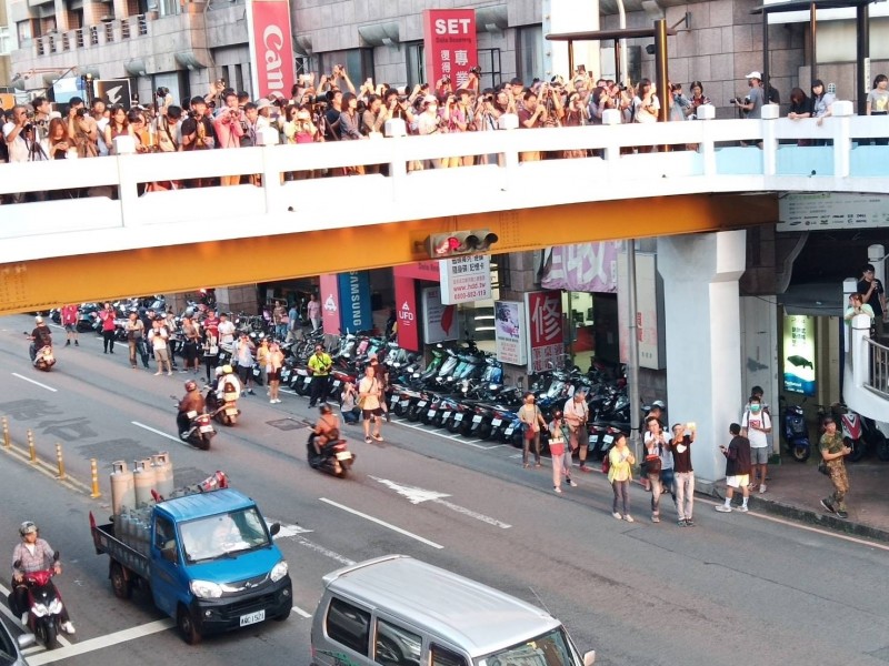 懸日美景昨天現身，台中公益路天橋擠滿人潮。（林姓網友提供）