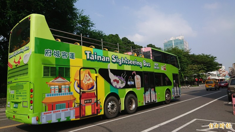 台南雙層觀光巴士,平日常見「空車」趴街。(記者洪瑞琴攝) 台南雙層觀光巴士,平日常見「空車」趴街。(記者洪瑞琴攝)