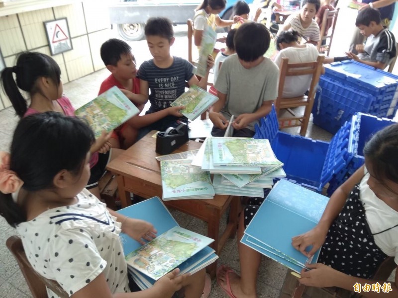 長樂國小設置「愛的書庫」,學童迫不及待閱讀。(記者蔡宗憲攝)