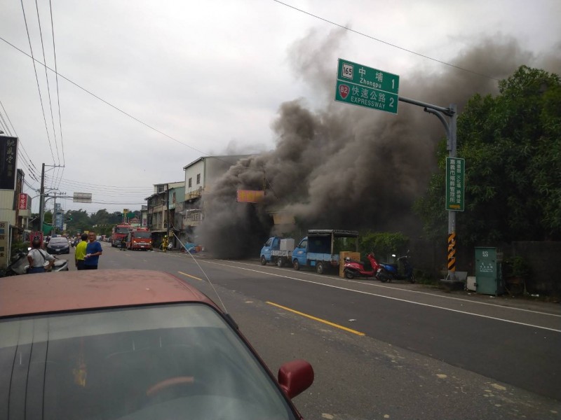 嘉白公路水上鄉中庄段發生火警。（讀者提供）